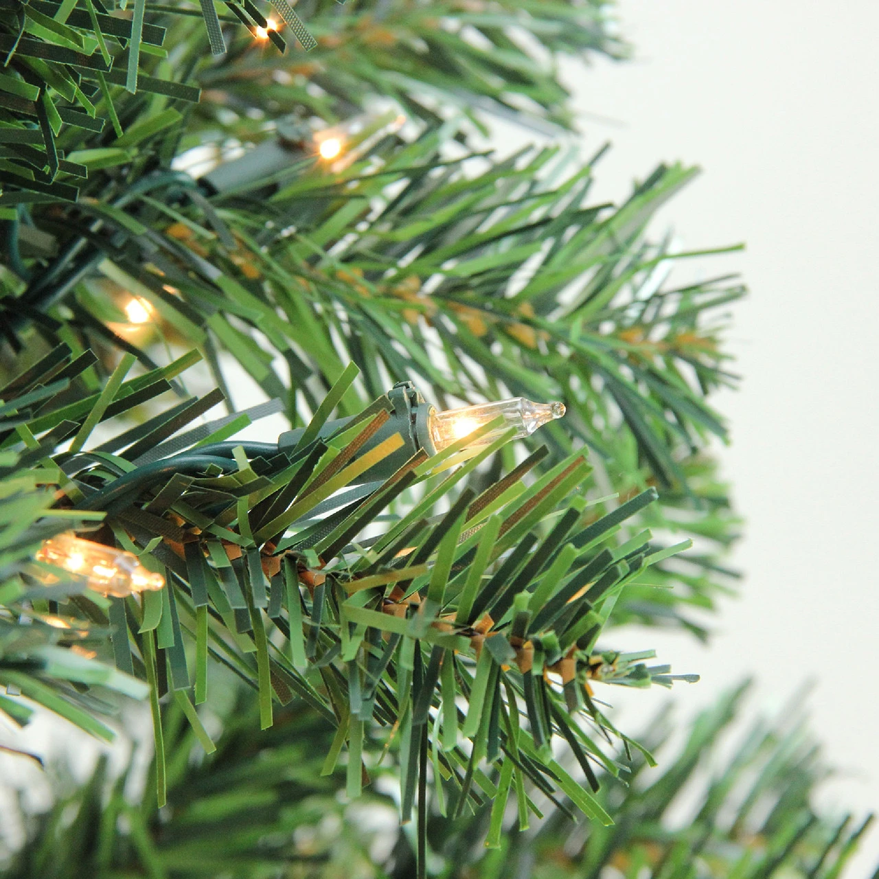 6.5' Pre-Lit Medium Niagara Pine Artificial Christmas Tree - Clear Lights - Image 3